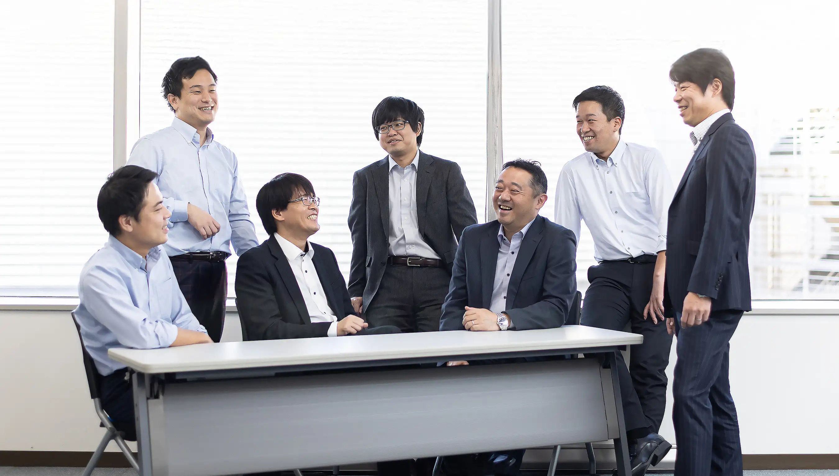 アライン税理士法人の談笑するスタッフ達