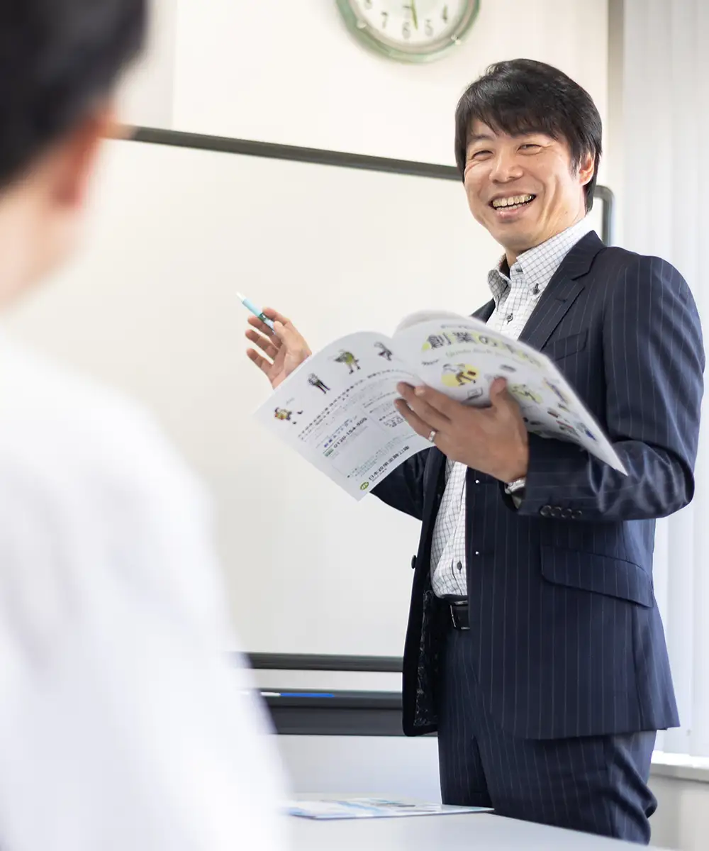 記帳代行について説明するアライン税理士法人のスタッフ