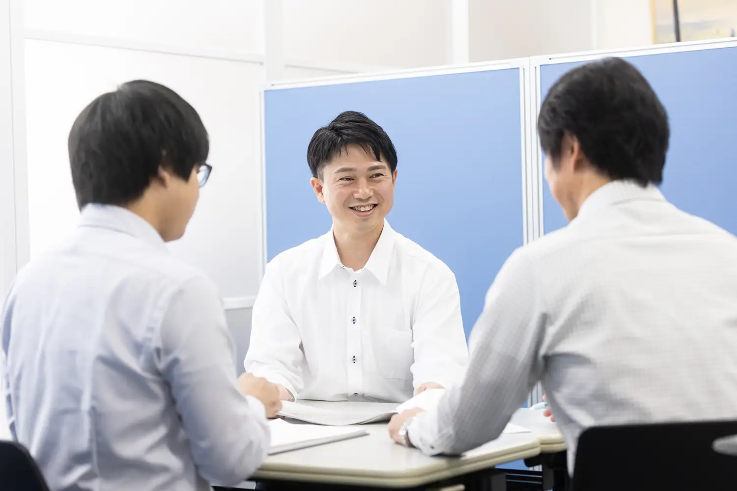 アライン税理士法人のスタッフが記帳代行についてクライアントに説明している風景